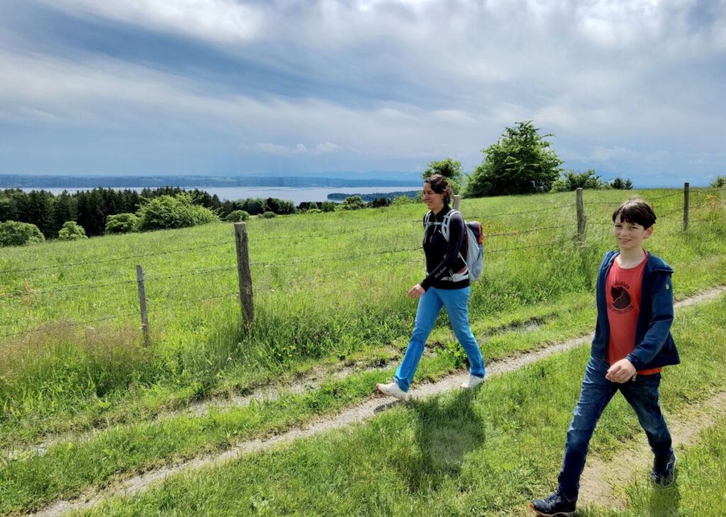 Ausflug mit Kindern München - auf der Ilkahöhe wandern und auf die Alpen schauen