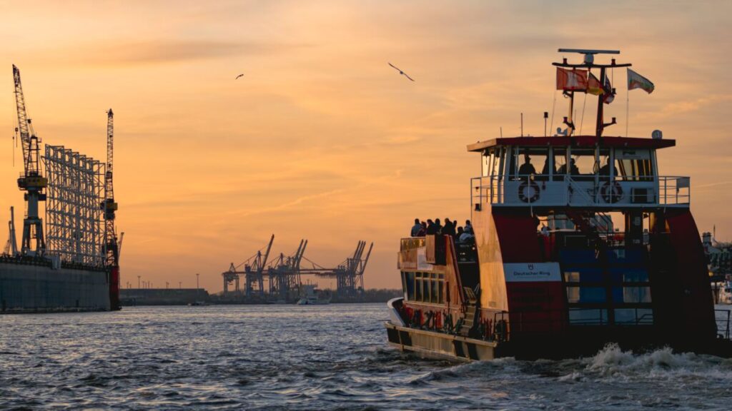 Ausflugsziele Deutschland: Von den Landungsbrücken Hamburg in den Hafen, Foto: Khaled Ali, Unsplash