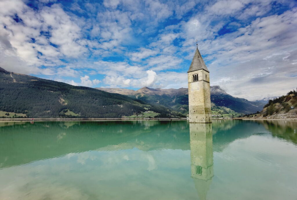 Südtirol Ausflugsziele - der Reschensee mit dem Kirchturm im See